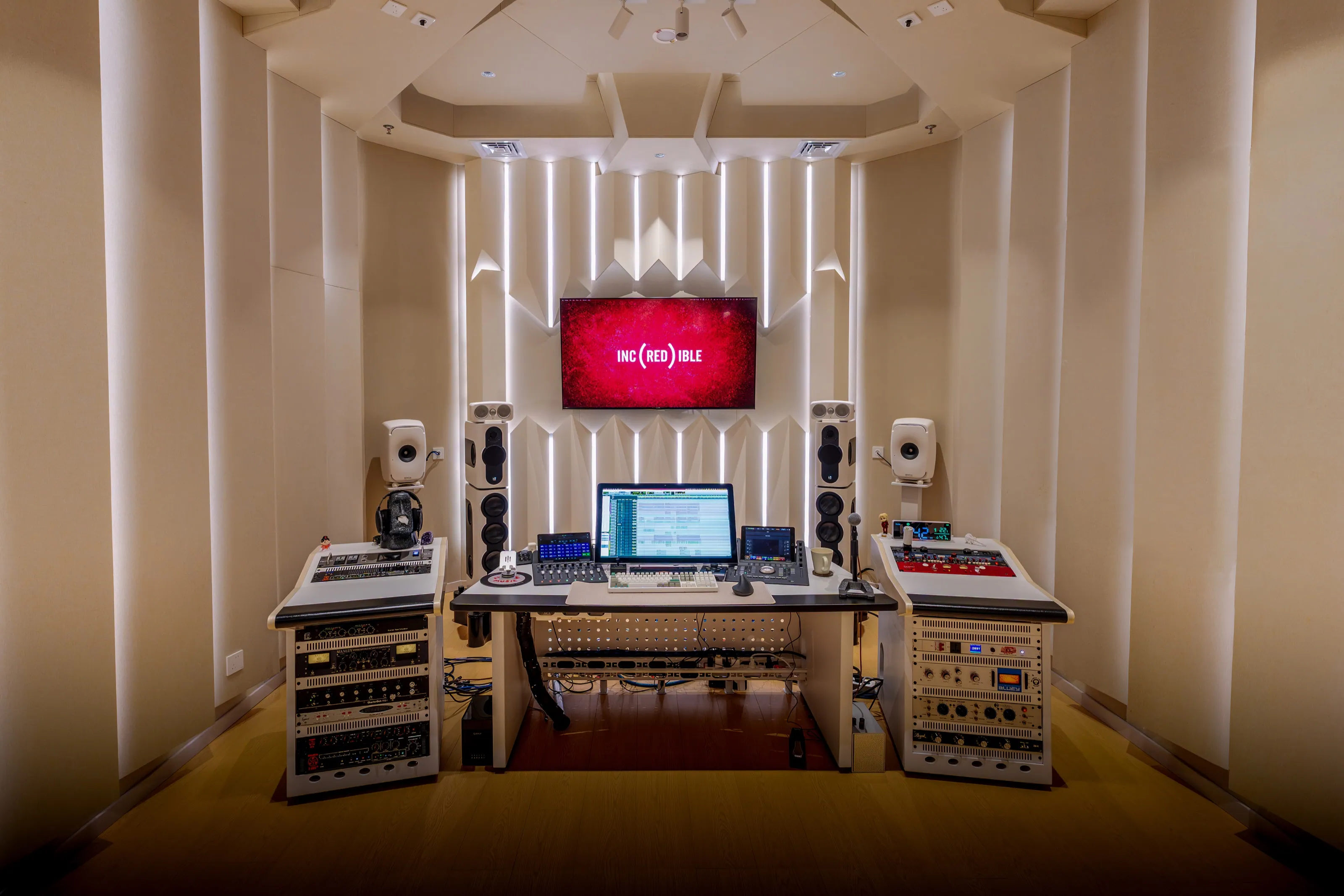 REDLIGHT STUDIO 的 Studio R 暖白控制室与前墙监听系统
