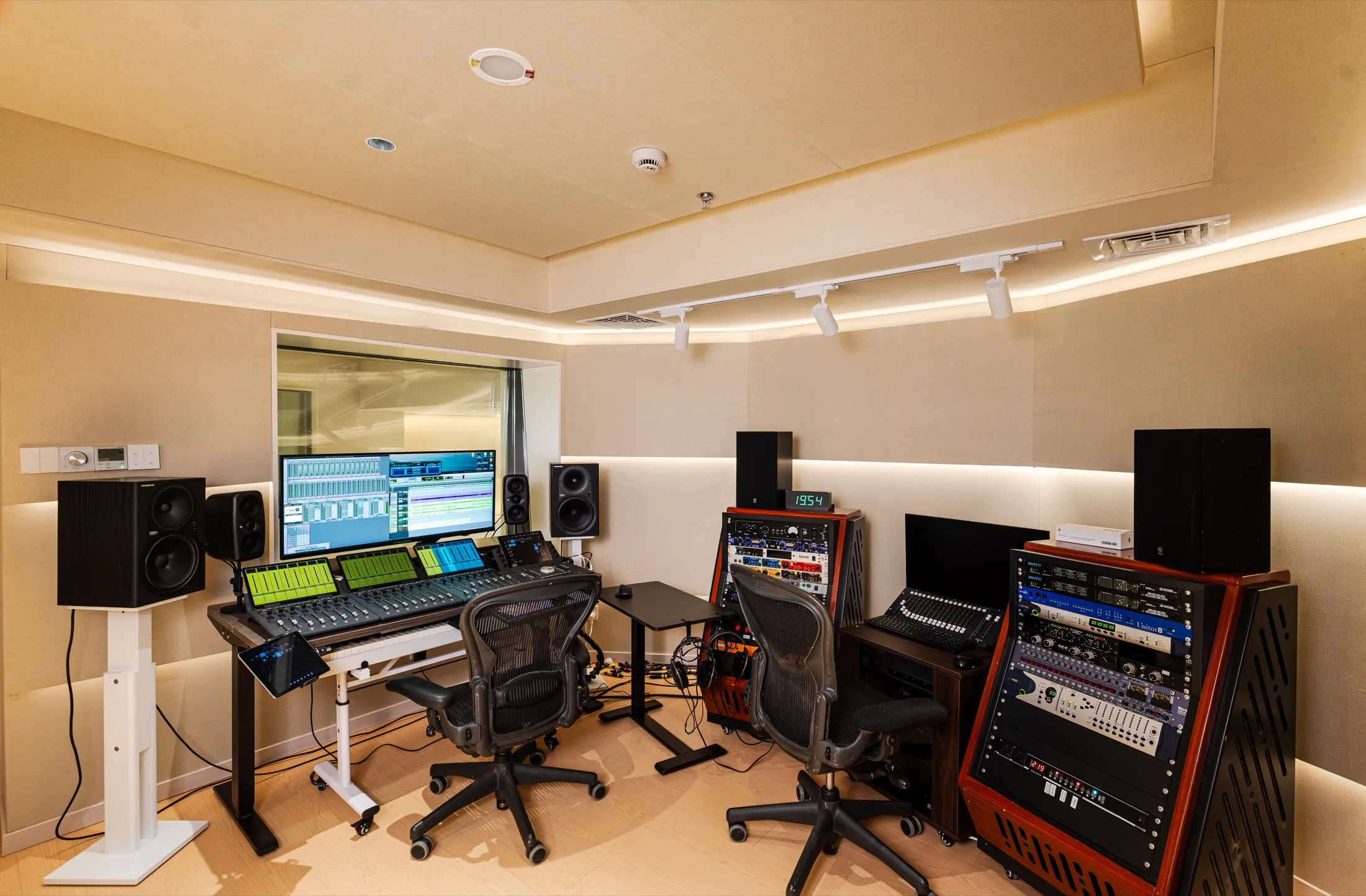 Studio B 控制室与监听工作位