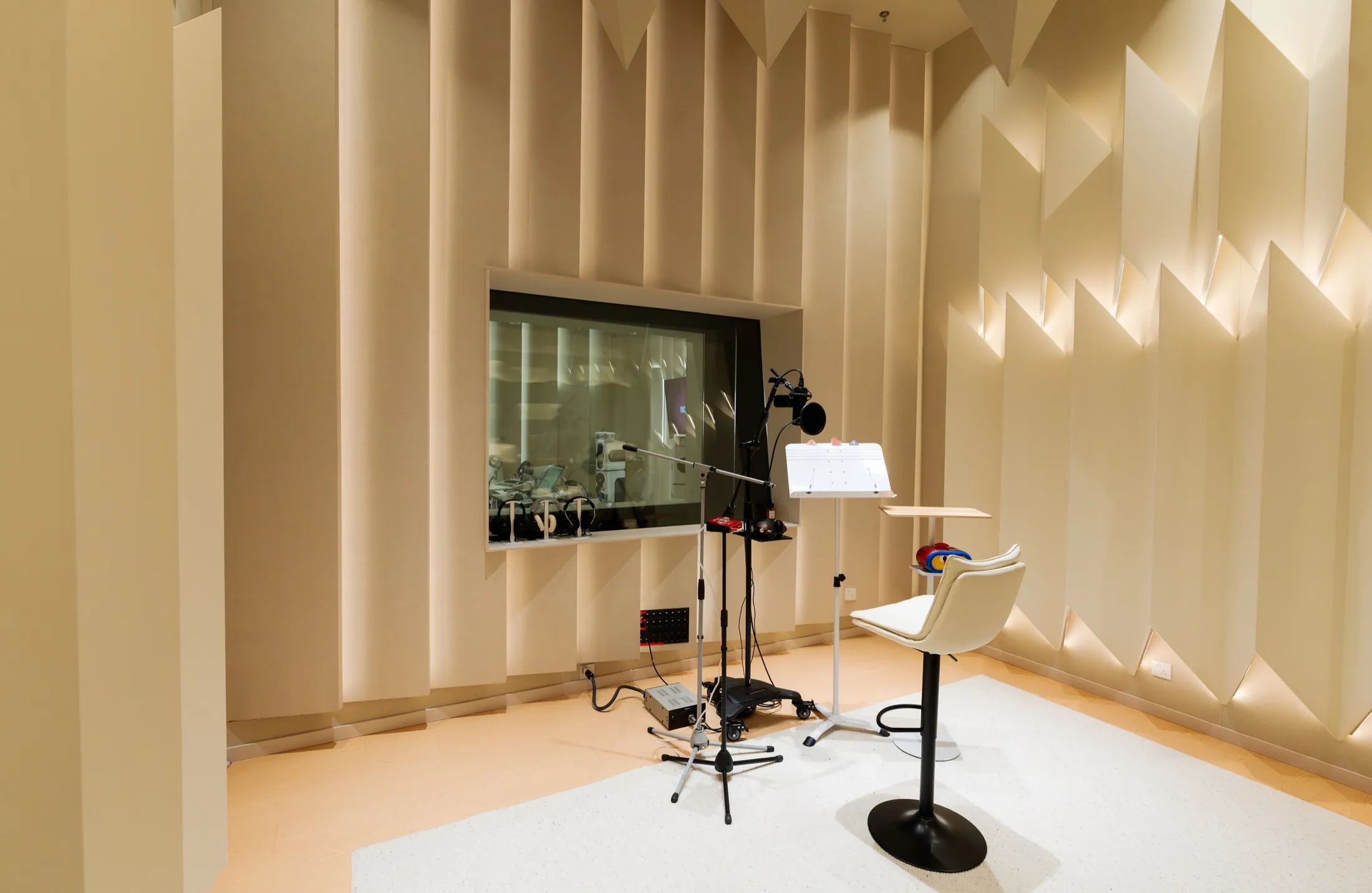 暖白灯光状态下的 Recording Room R